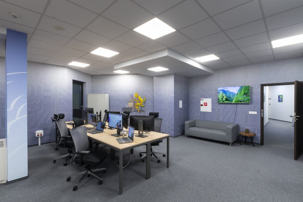 Офис с бюра и зона за почивка