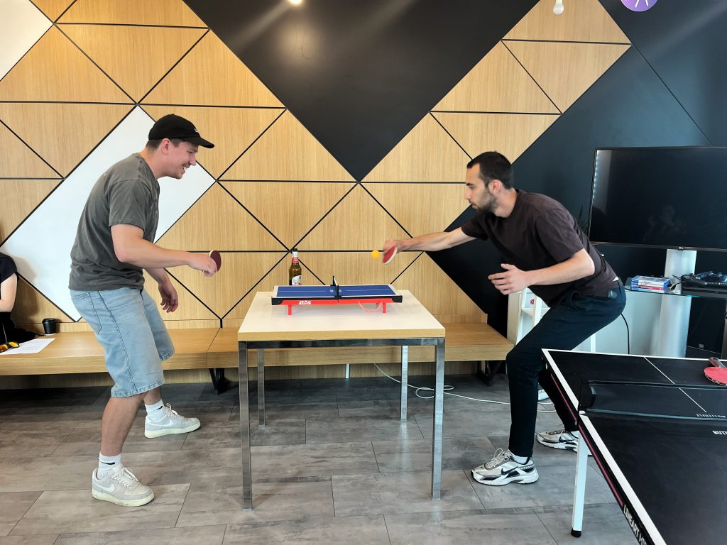 Офис с бюра и зона за почивка