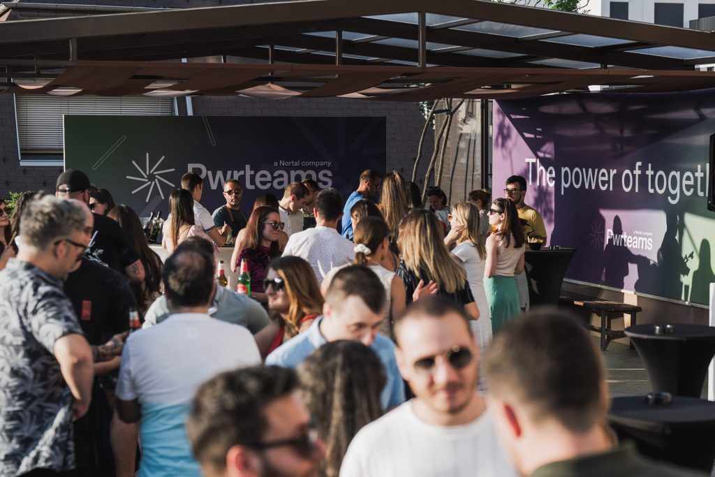 Офис с бюра и зона за почивка